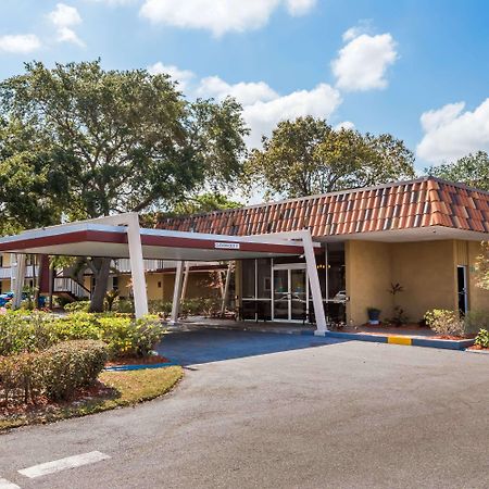 Baymont By Wyndham Sarasota Hotel Exterior photo