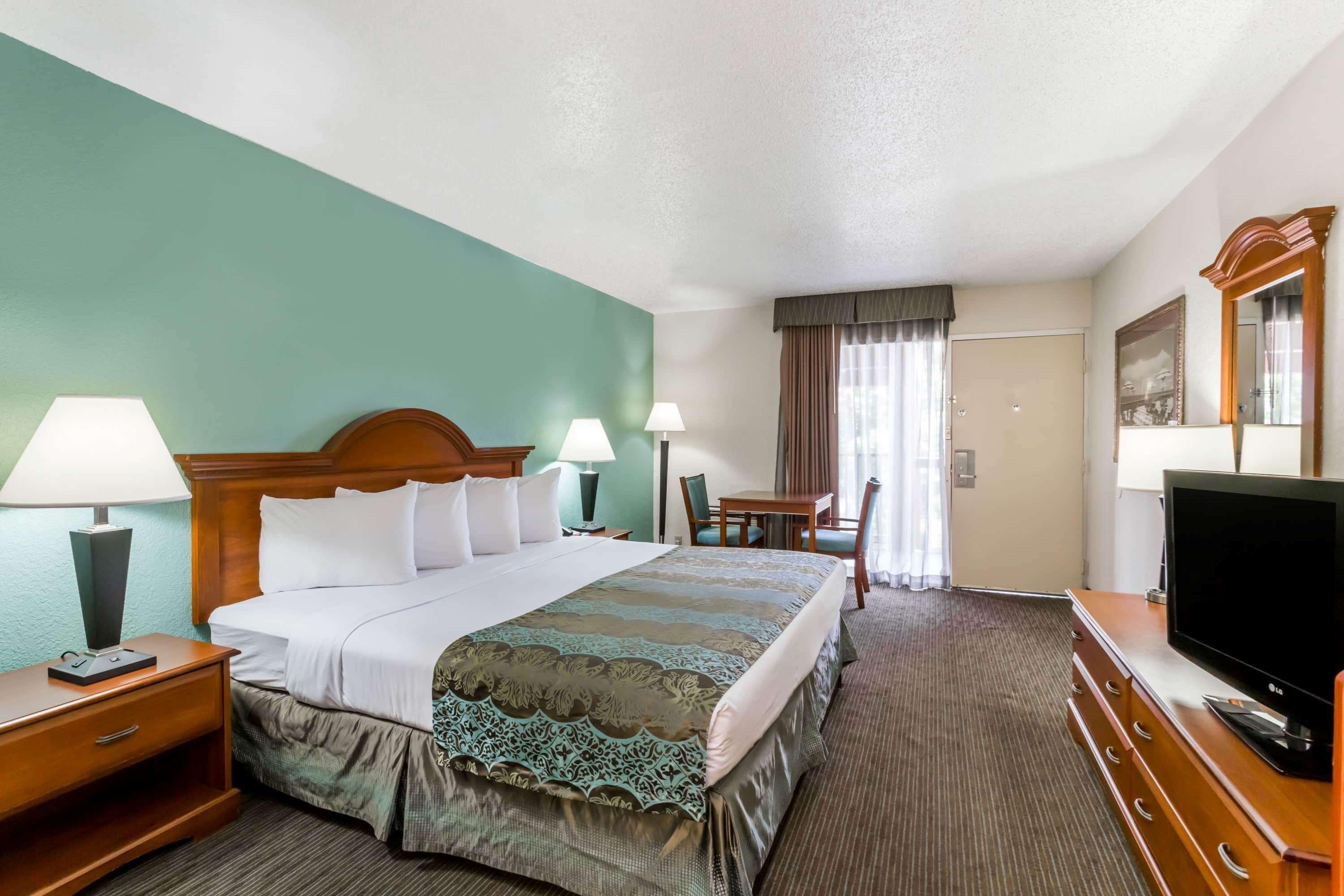 Baymont By Wyndham Sarasota Hotel Exterior photo