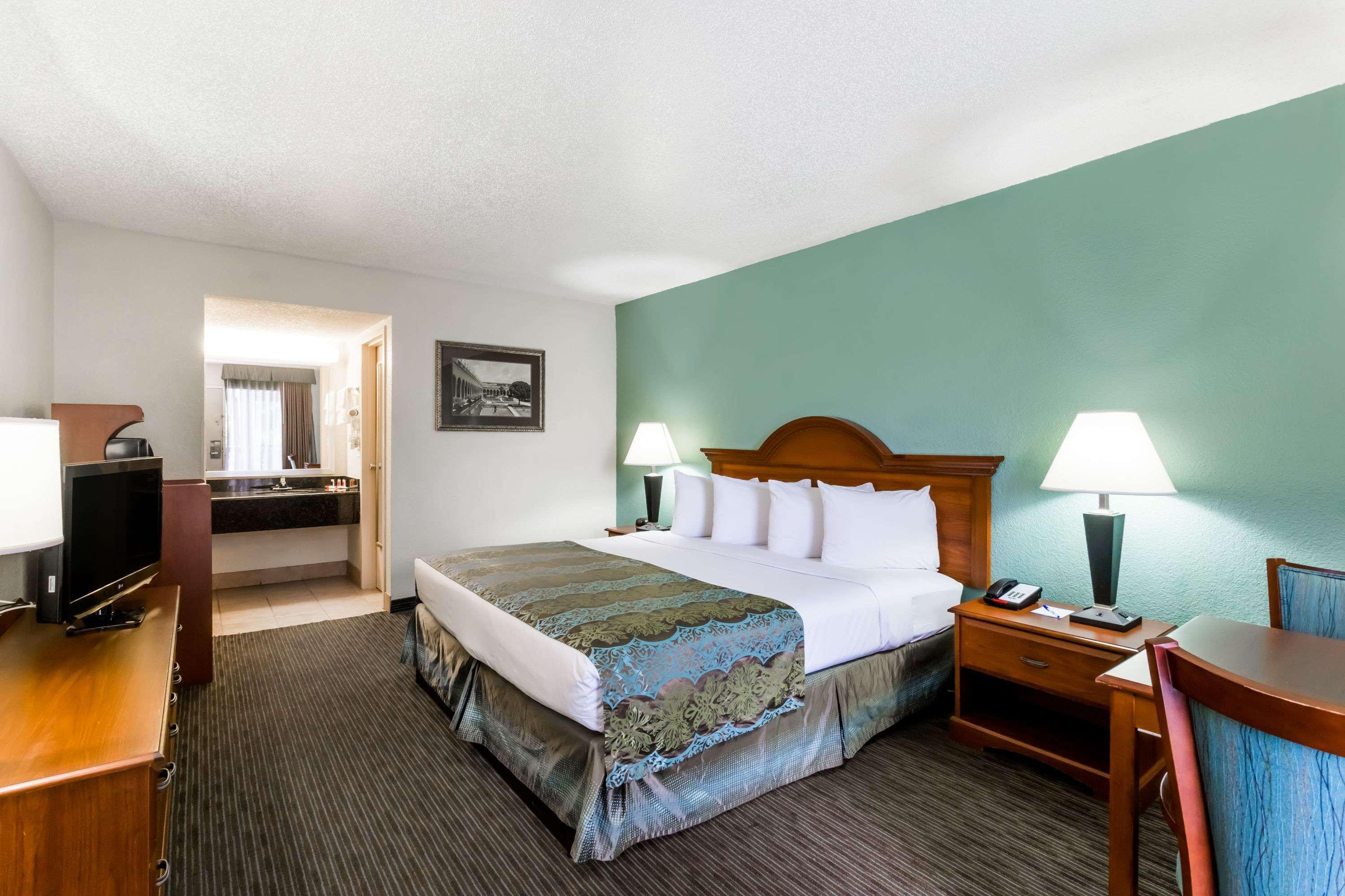 Baymont By Wyndham Sarasota Hotel Exterior photo