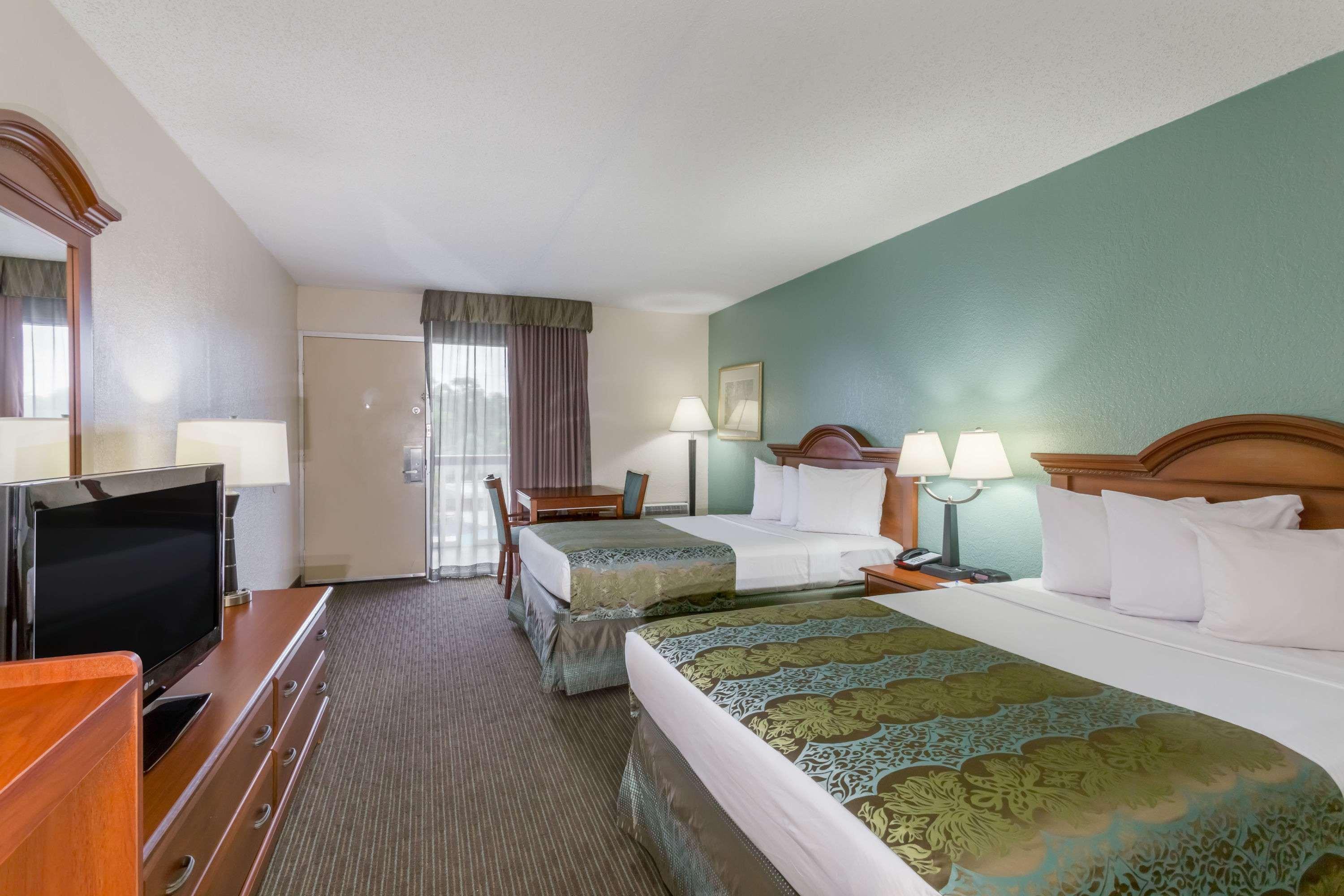 Baymont By Wyndham Sarasota Hotel Exterior photo
