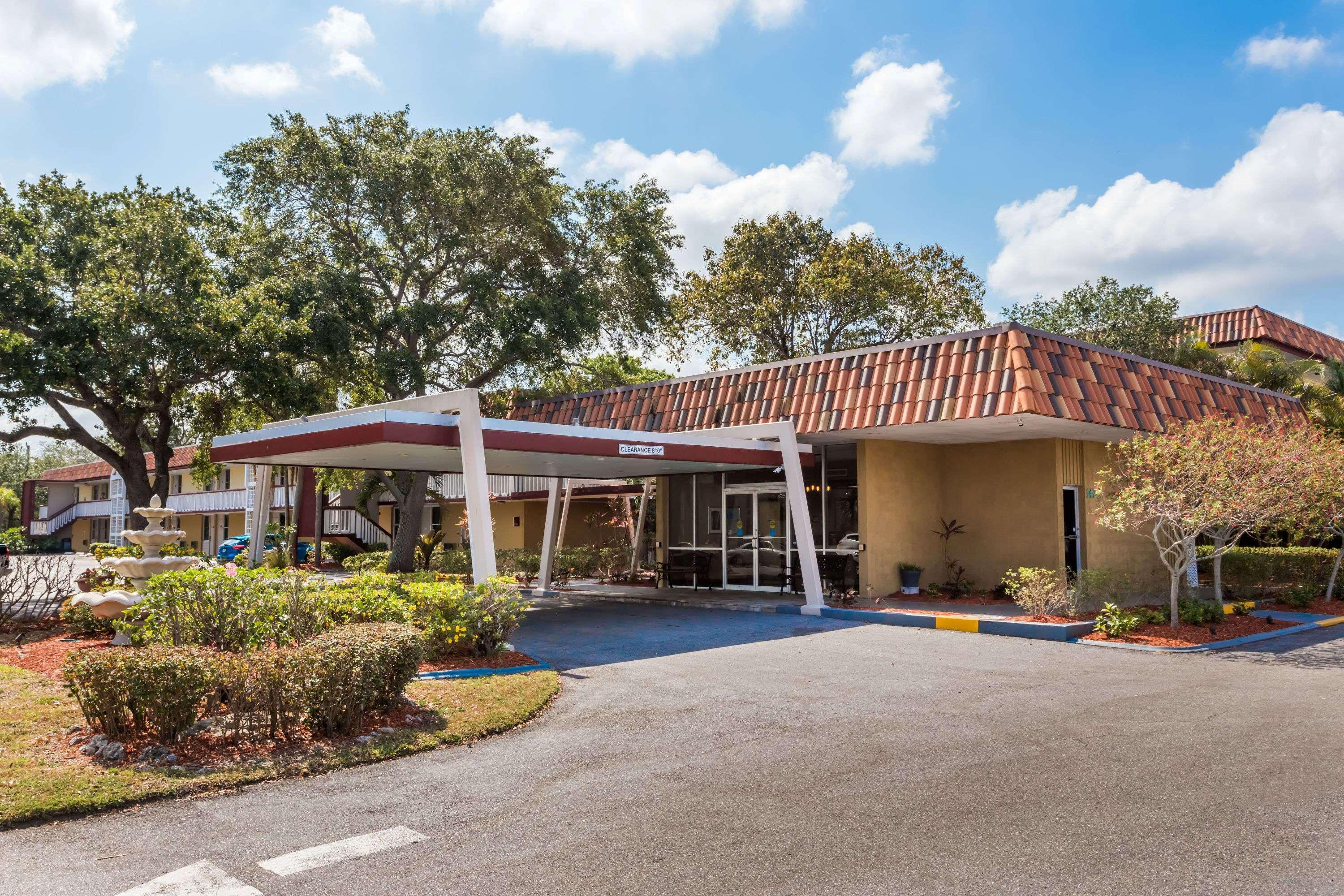 Baymont By Wyndham Sarasota Hotel Exterior photo