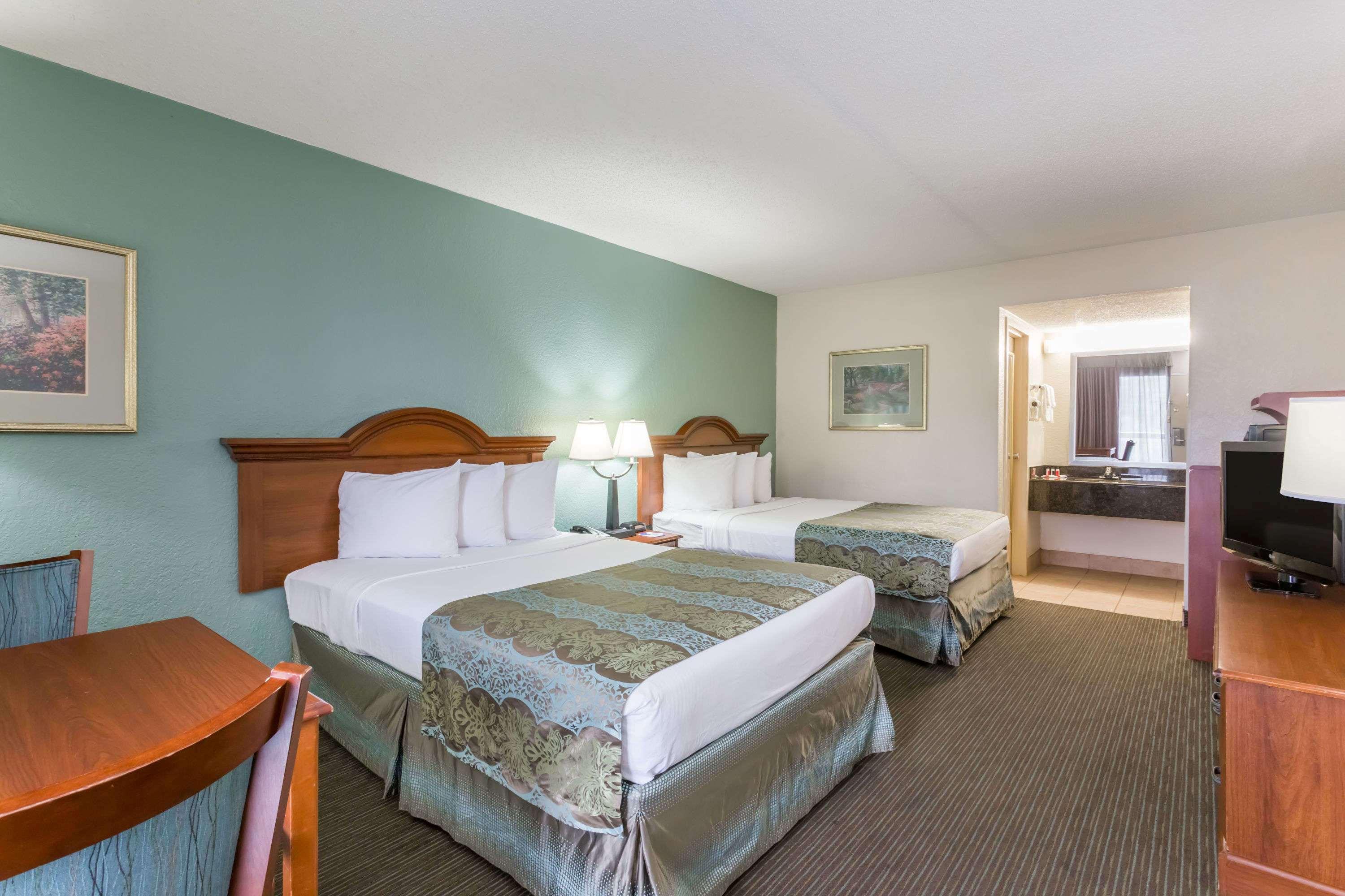 Baymont By Wyndham Sarasota Hotel Exterior photo