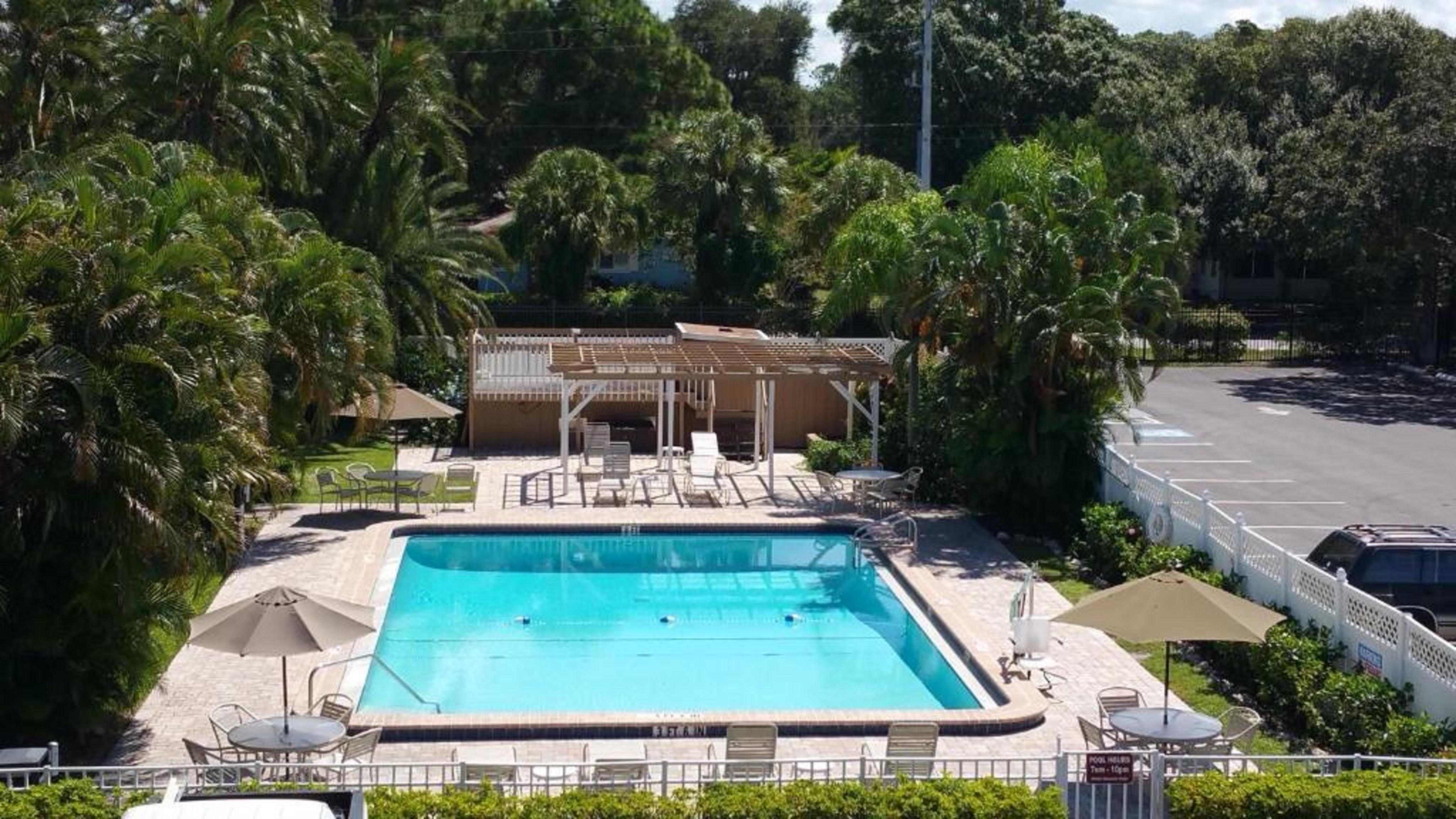 Baymont By Wyndham Sarasota Hotel Exterior photo
