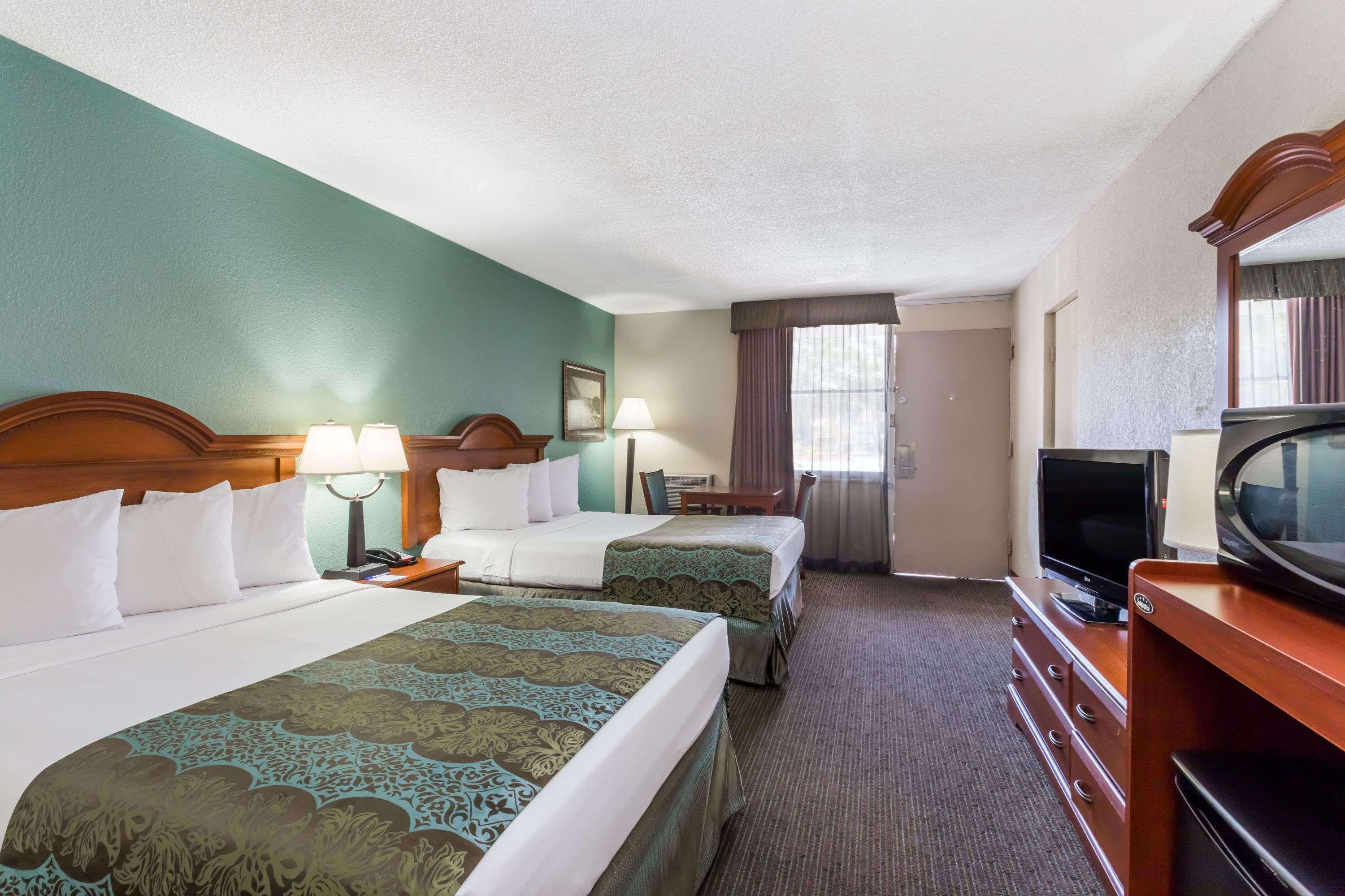 Baymont By Wyndham Sarasota Hotel Exterior photo