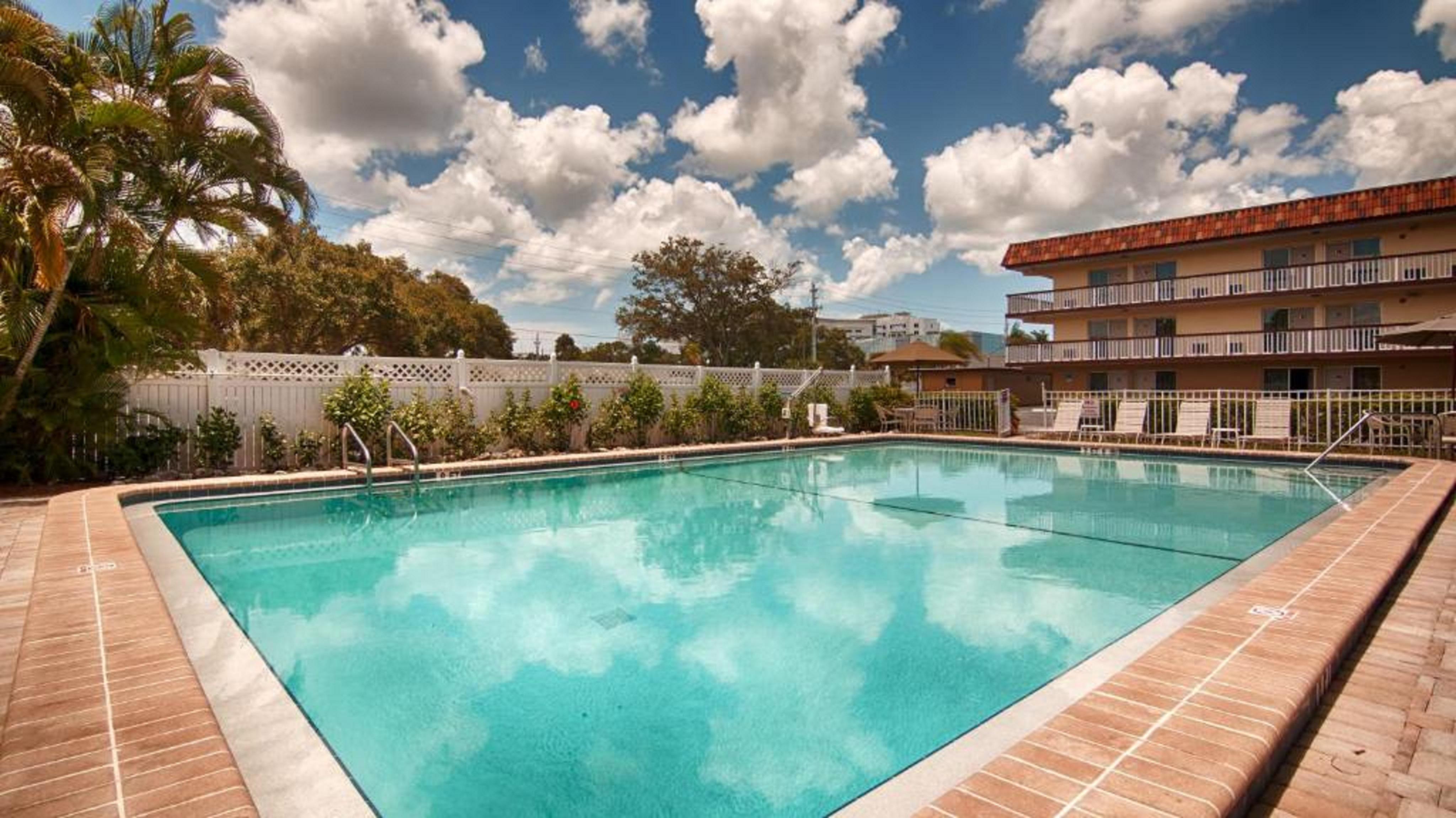 Baymont By Wyndham Sarasota Hotel Exterior photo
