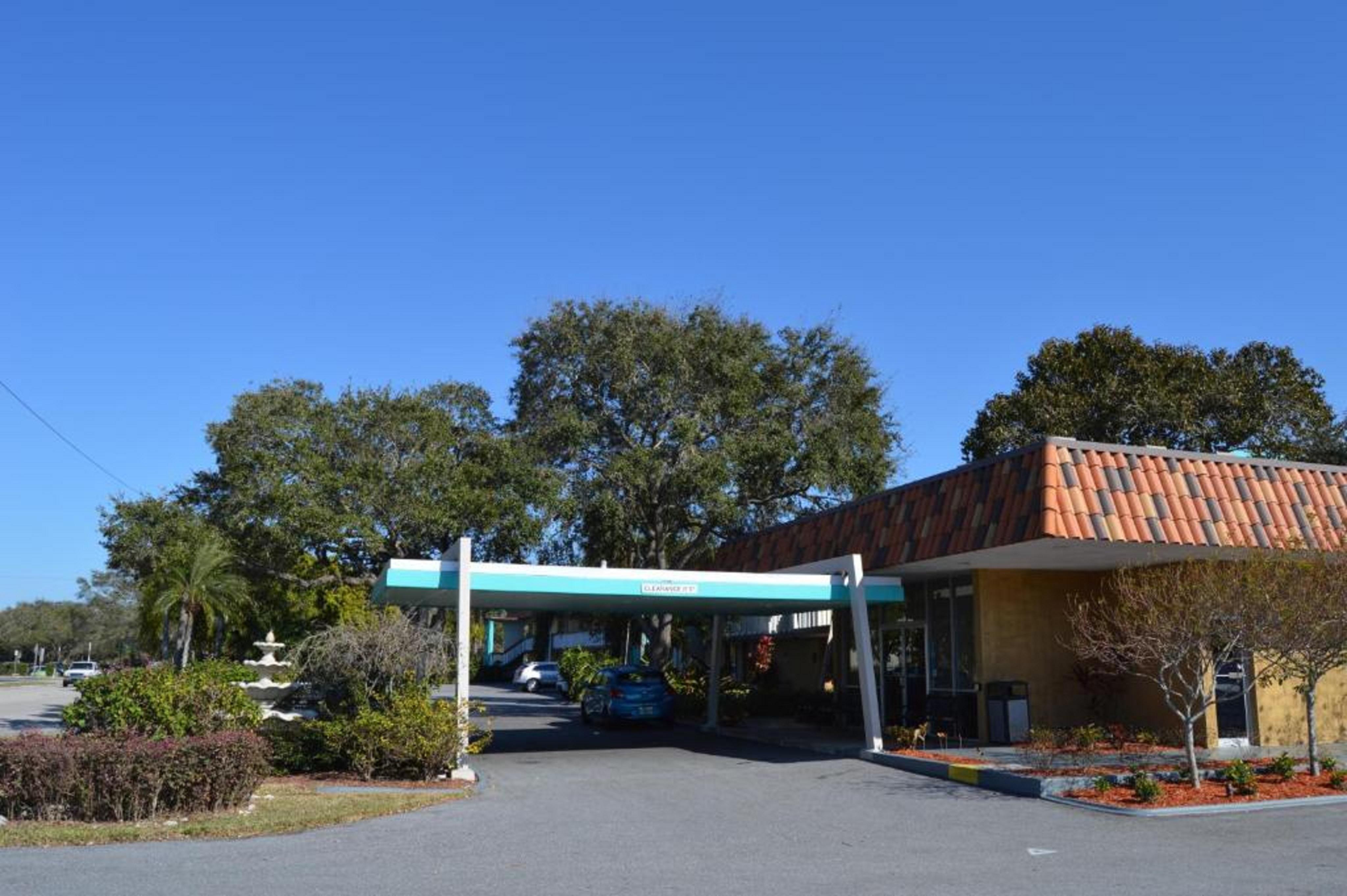Baymont By Wyndham Sarasota Hotel Exterior photo