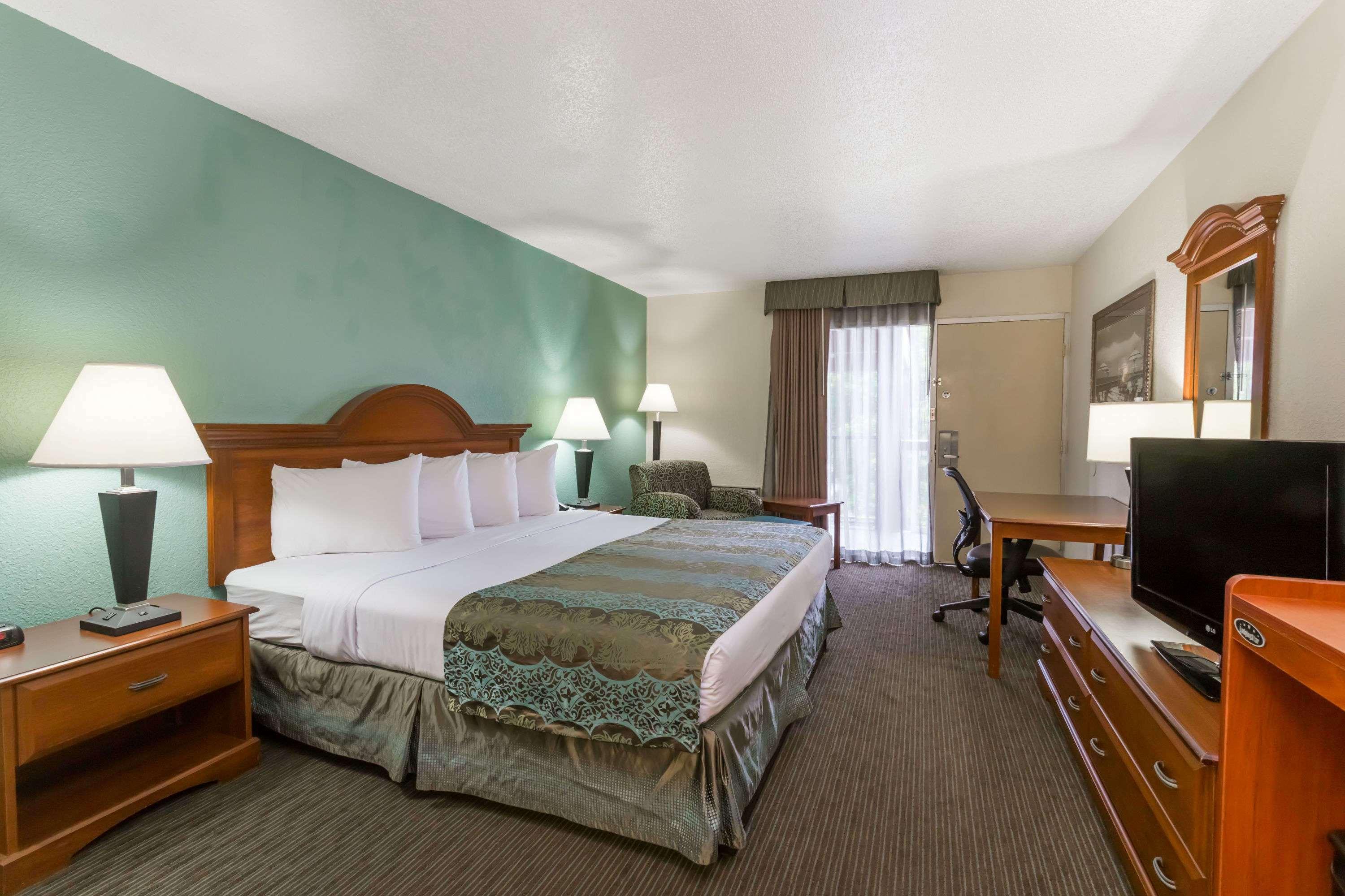 Baymont By Wyndham Sarasota Hotel Exterior photo
