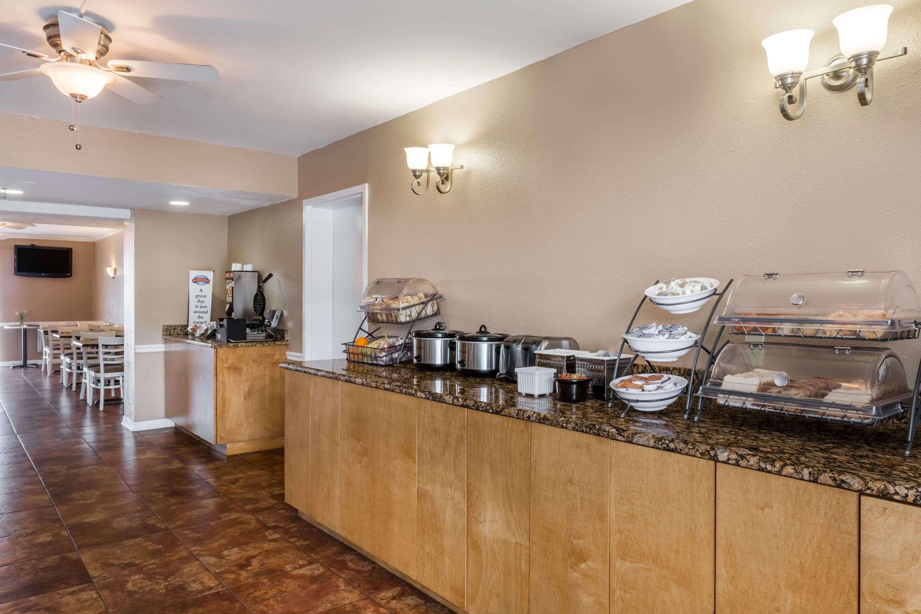Baymont By Wyndham Sarasota Hotel Exterior photo