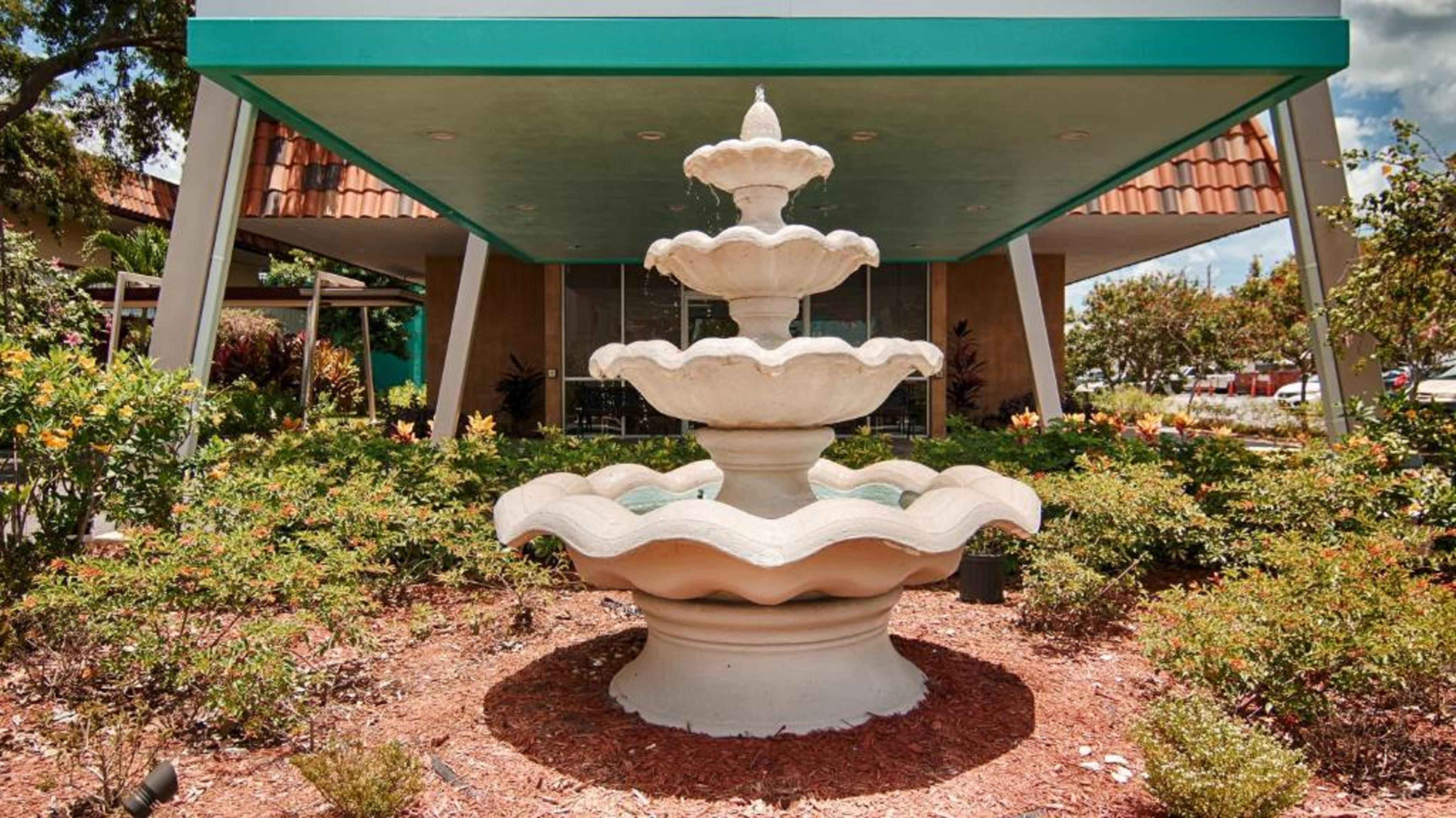 Baymont By Wyndham Sarasota Hotel Exterior photo