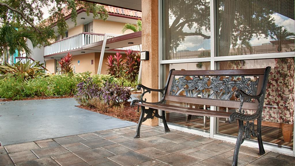 Baymont By Wyndham Sarasota Hotel Exterior photo