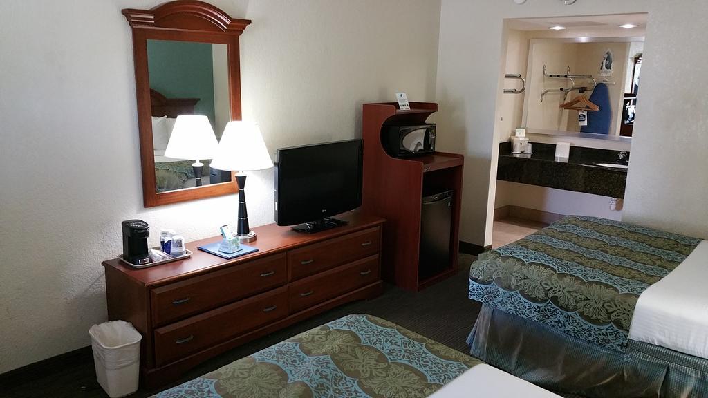 Baymont By Wyndham Sarasota Hotel Room photo