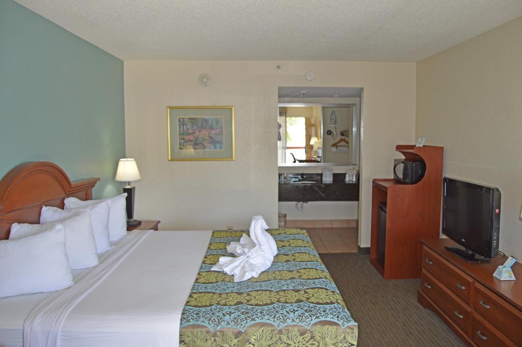 Baymont By Wyndham Sarasota Hotel Exterior photo