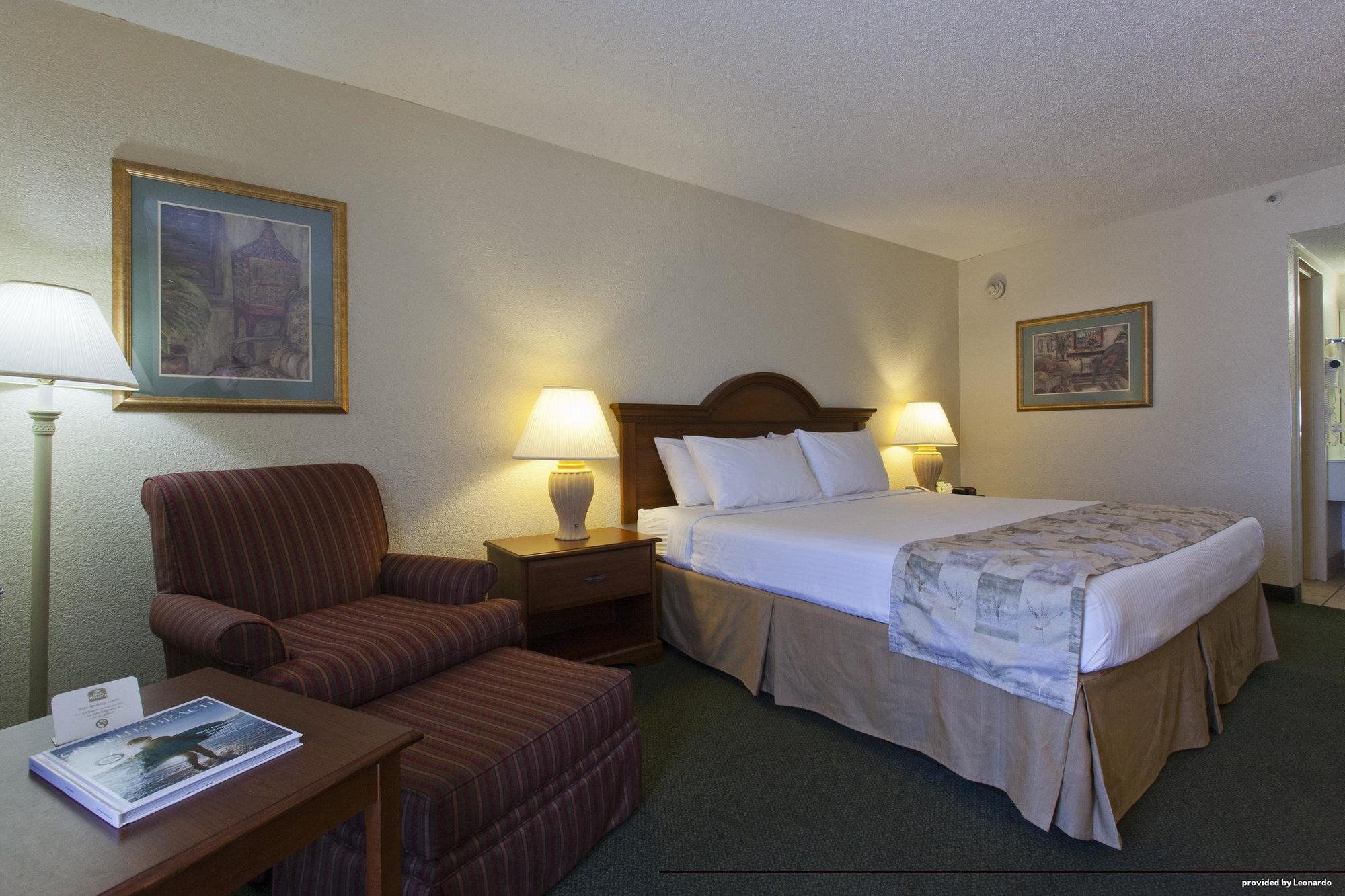 Baymont By Wyndham Sarasota Hotel Exterior photo