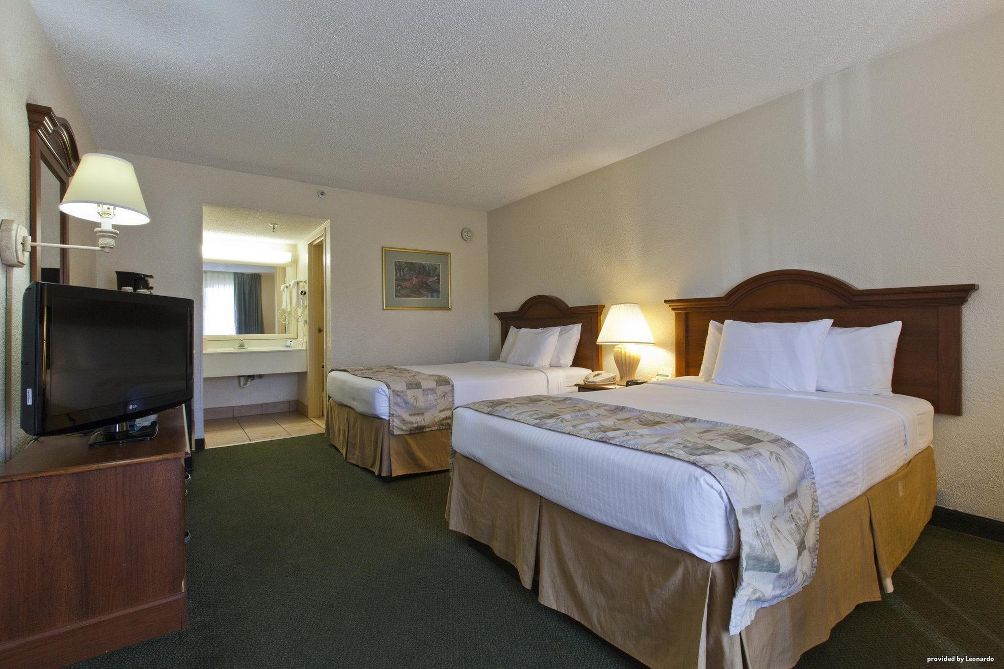 Baymont By Wyndham Sarasota Hotel Exterior photo