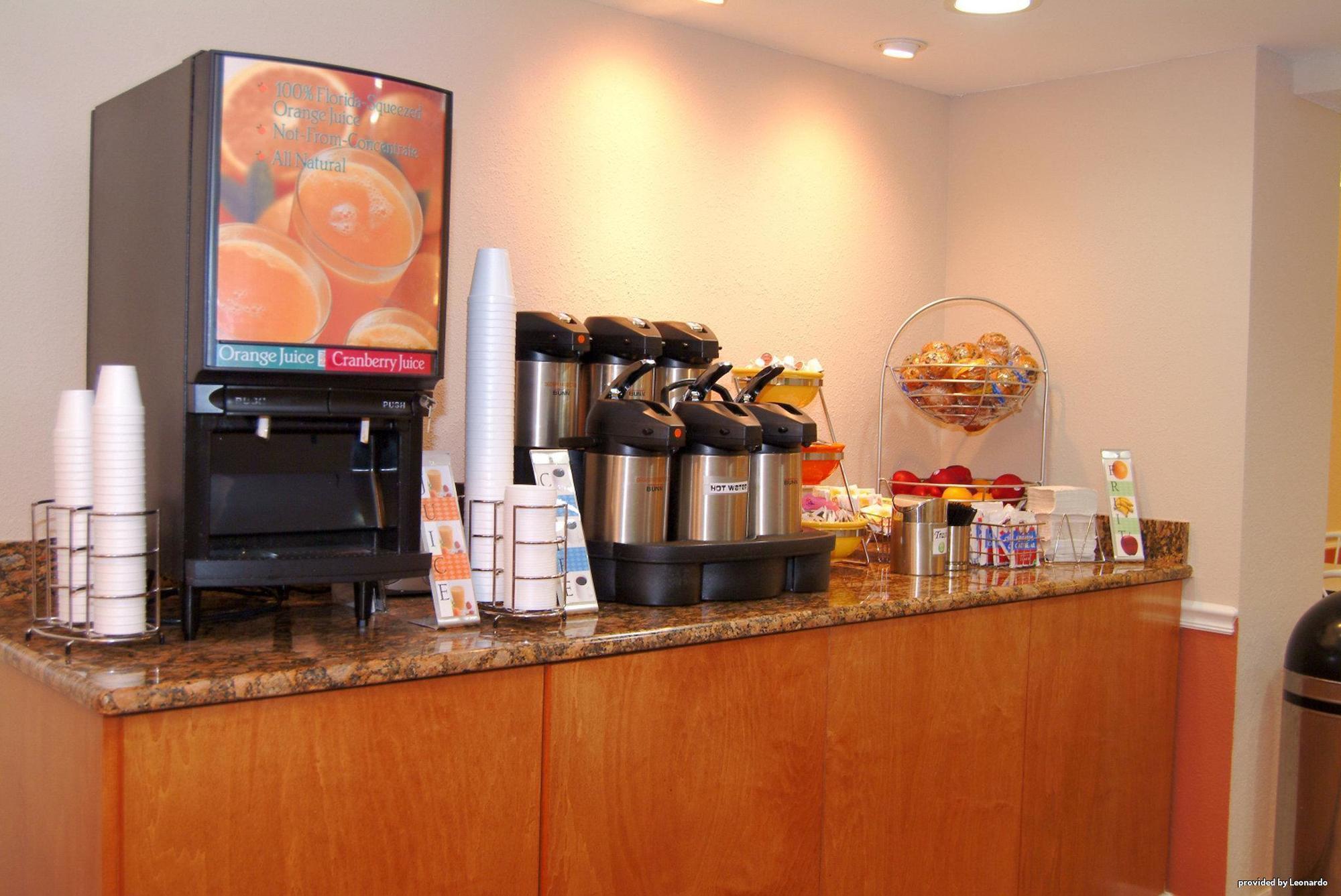 Baymont By Wyndham Sarasota Hotel Restaurant photo