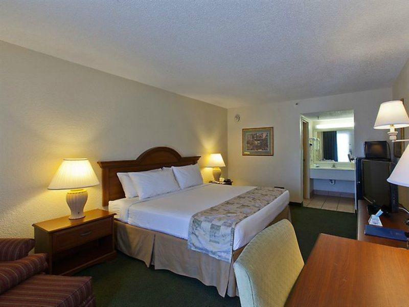 Baymont By Wyndham Sarasota Hotel Exterior photo