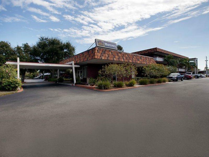 Baymont By Wyndham Sarasota Hotel Exterior photo