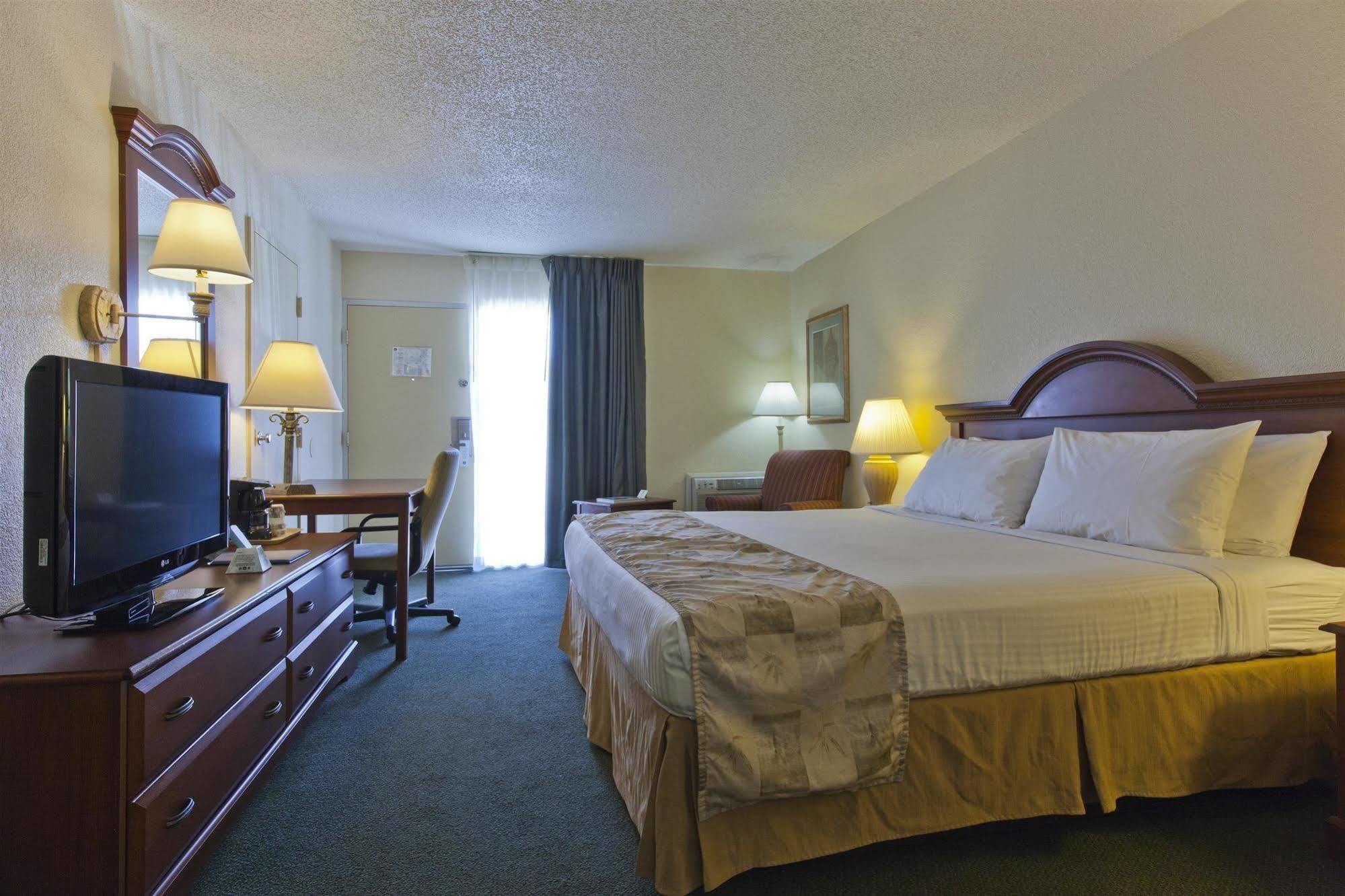 Baymont By Wyndham Sarasota Hotel Exterior photo
